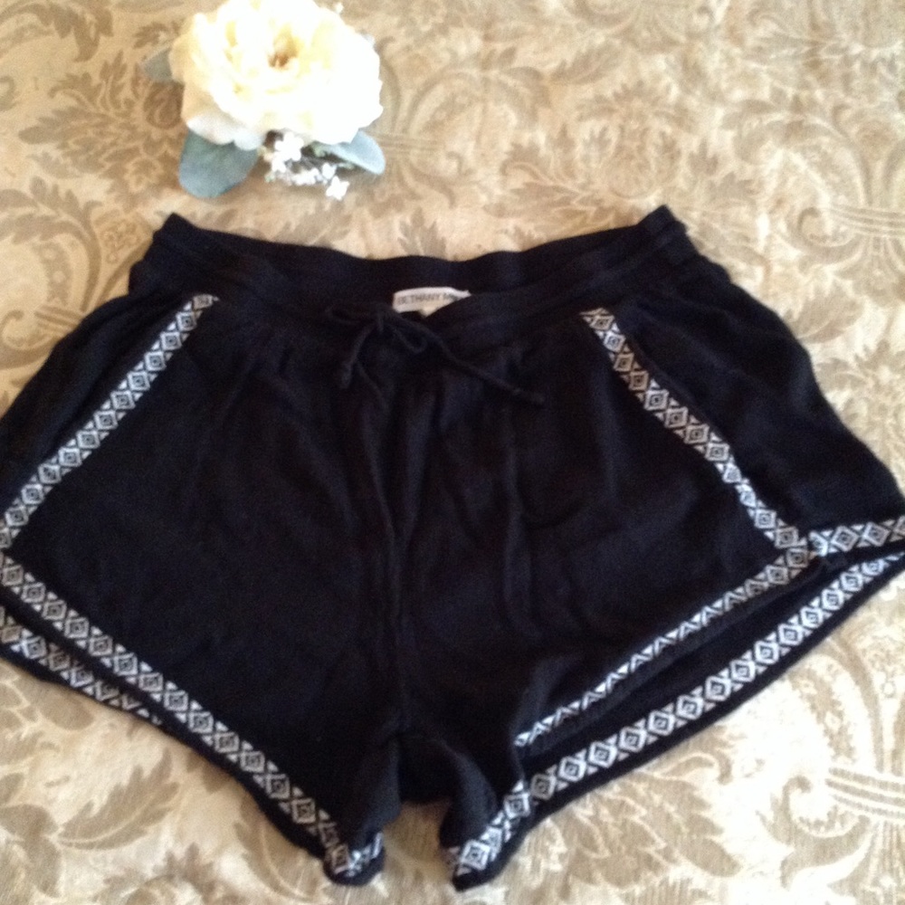 BETHANY MOTA BLACK SHORTS L